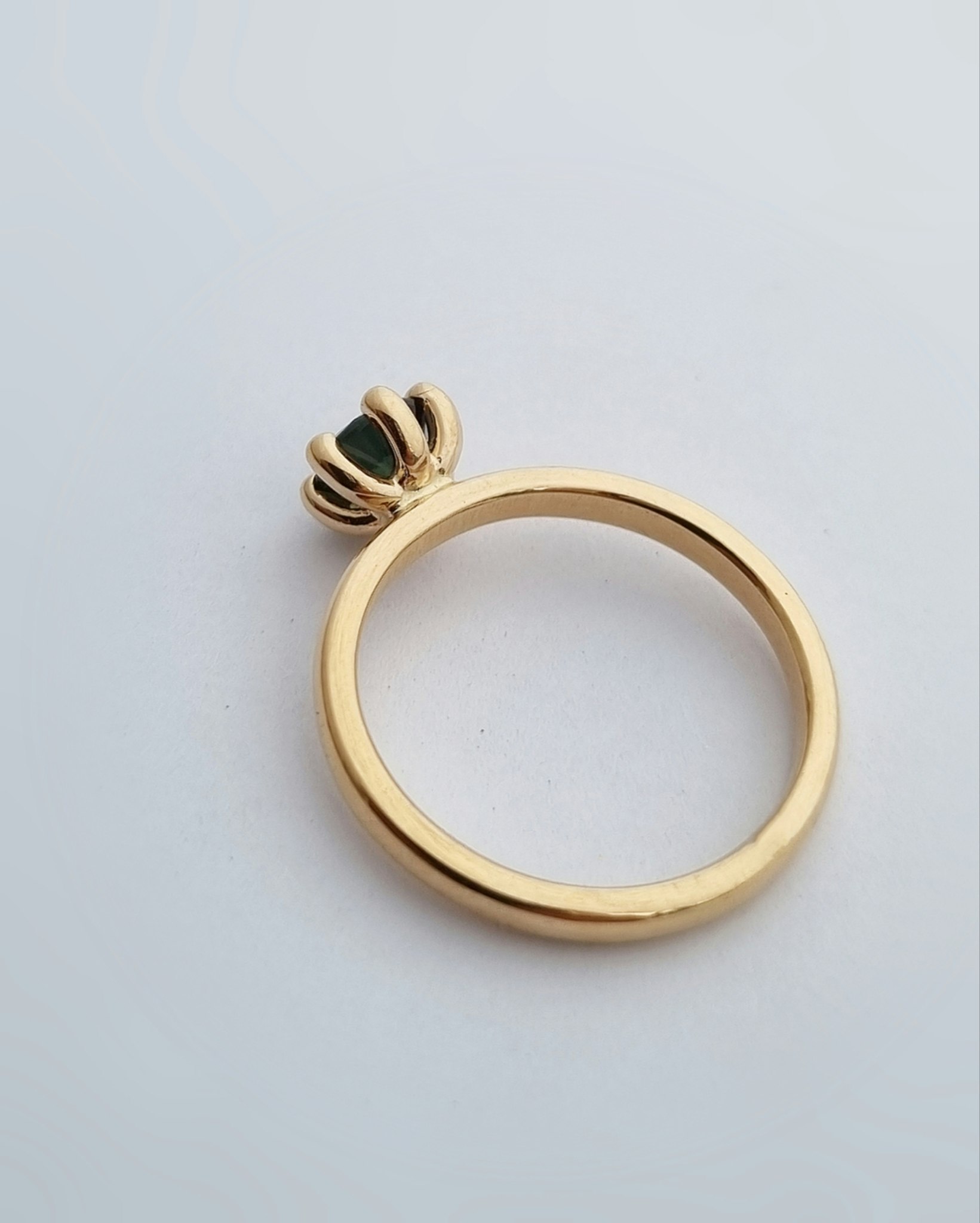 Precious six med Tealsafir - solitär i 18K guld