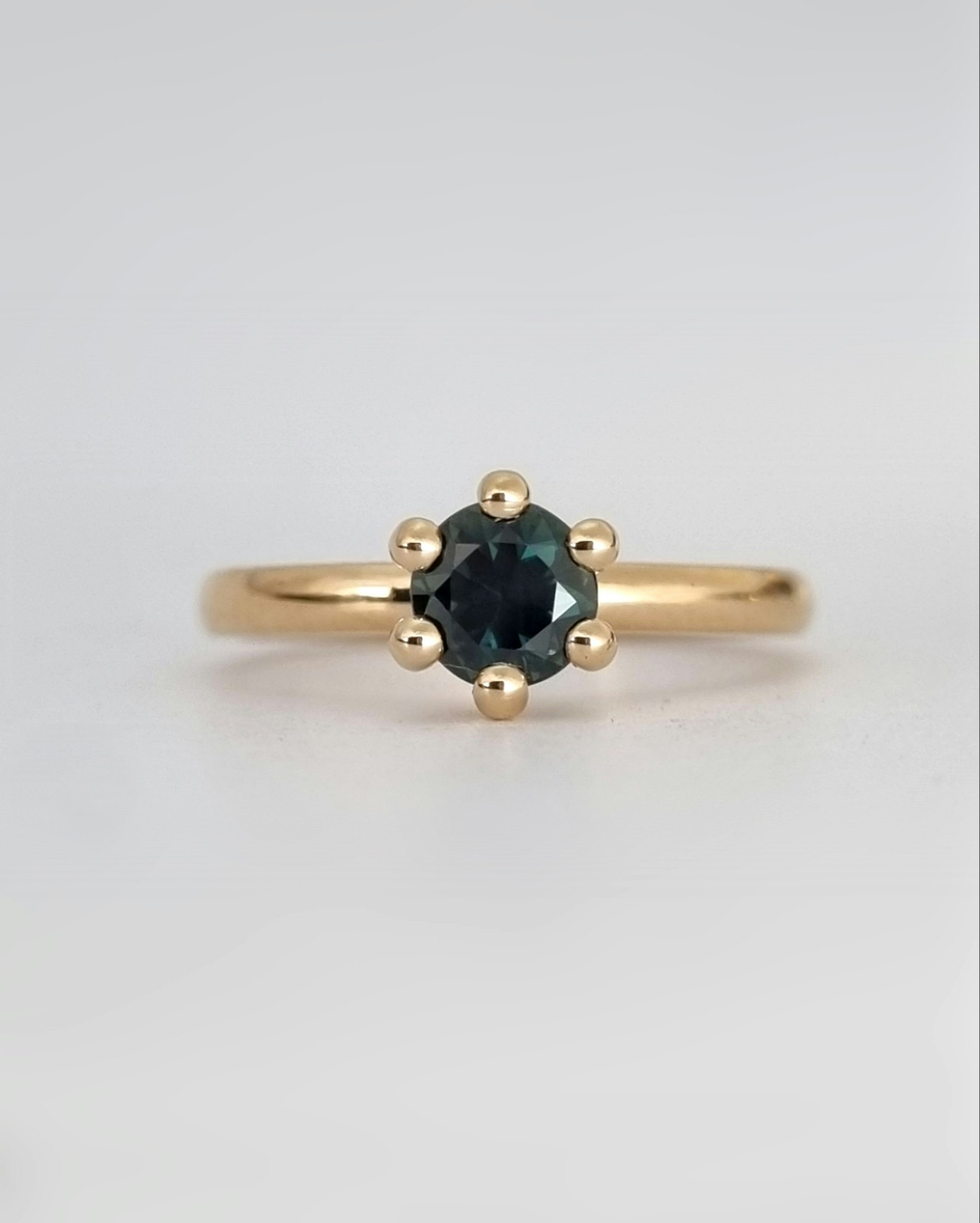 Precious six med Tealsafir - solitär i 18K guld