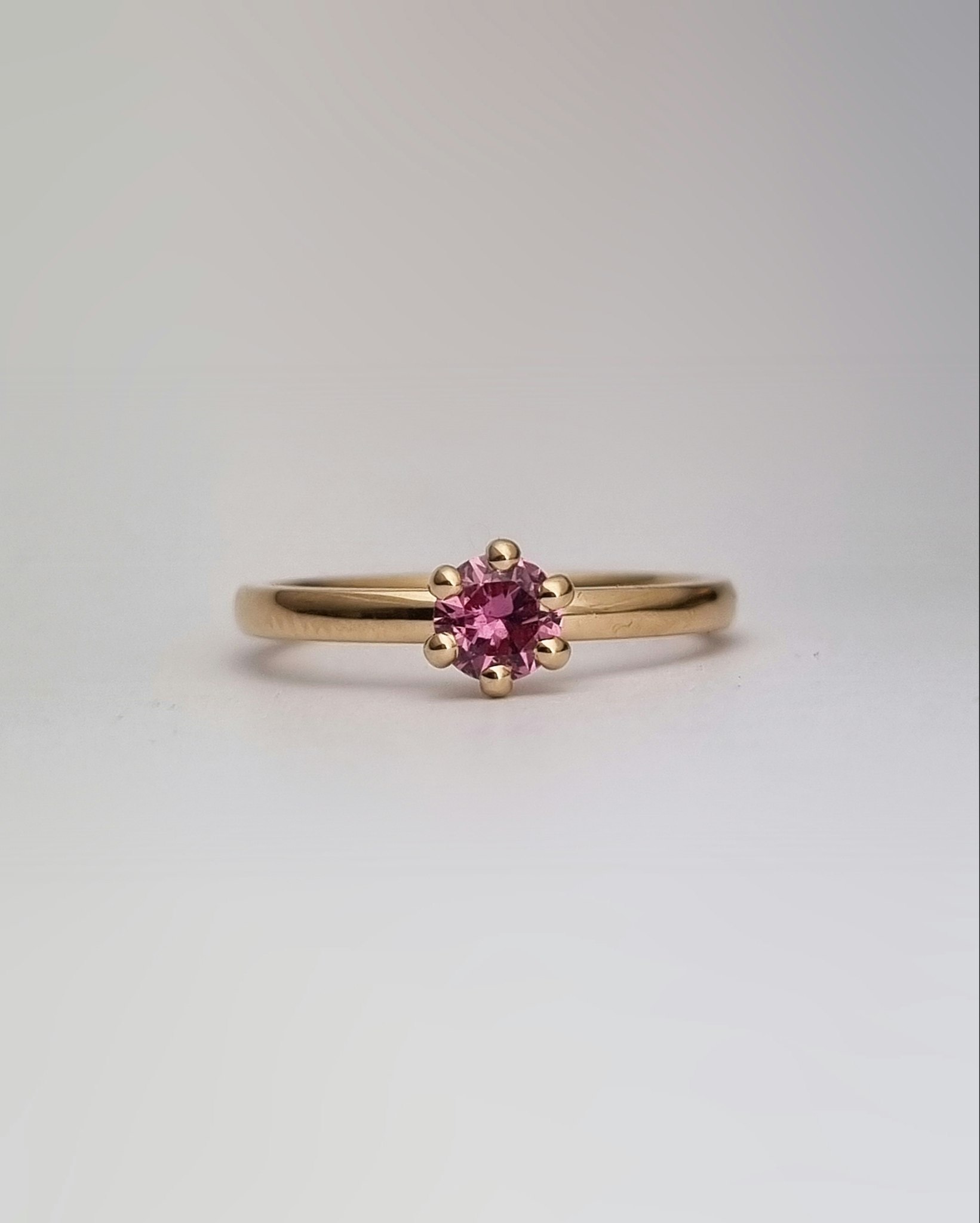 Precious six med rosa Safir - solitär i 18K guld
