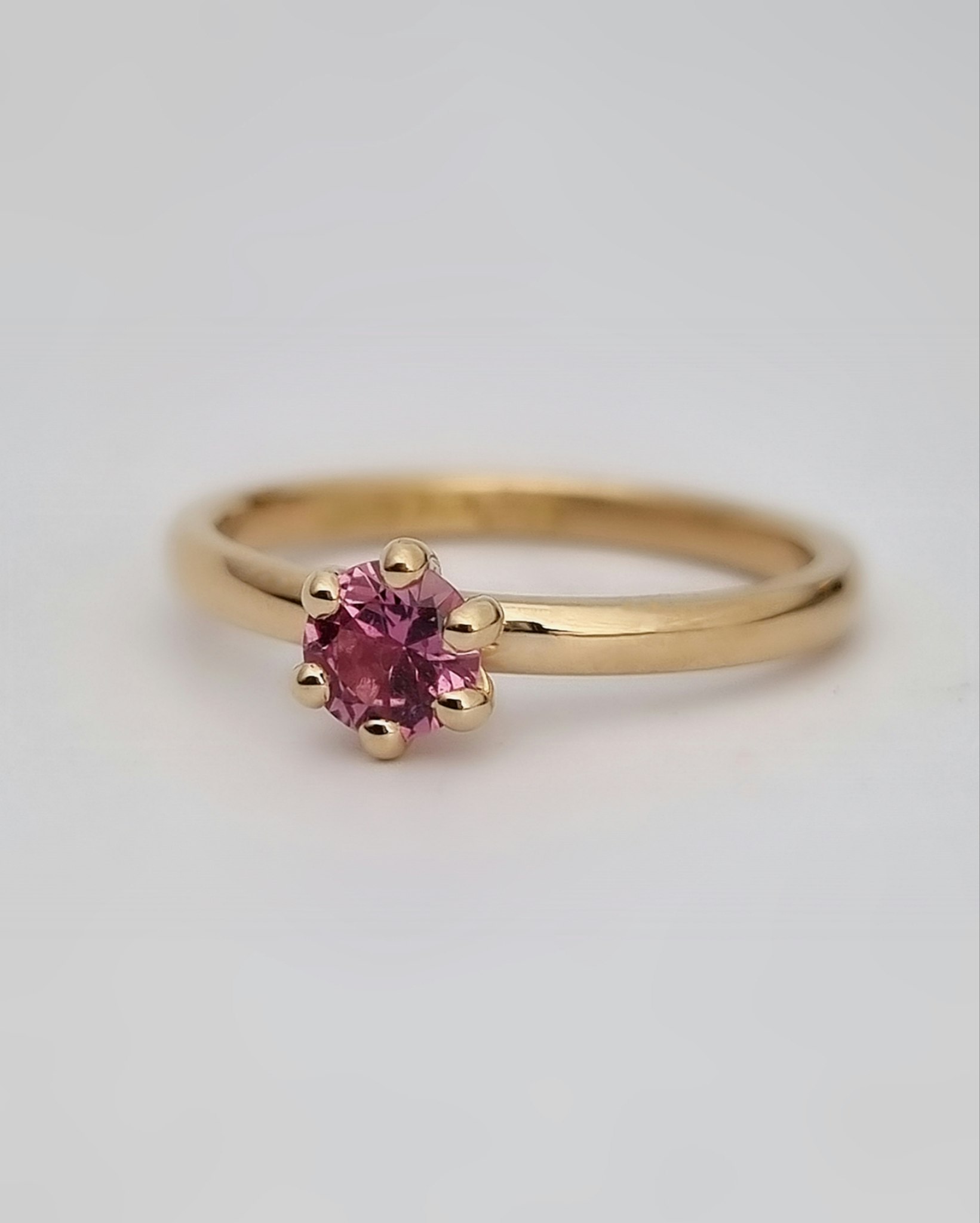 Precious six med rosa Safir - solitär i 18K guld