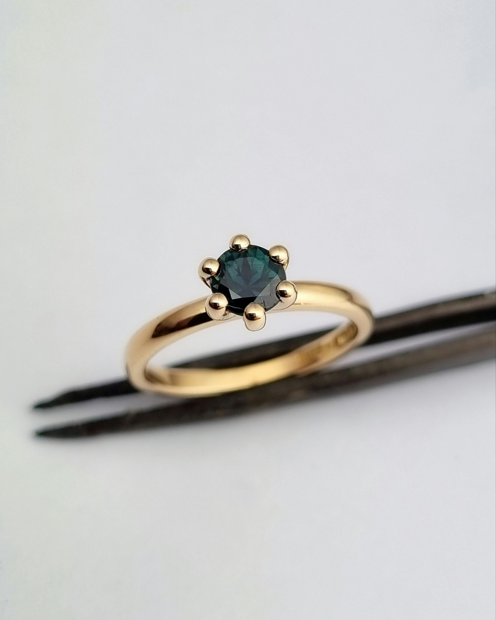 Precious six med Tealsafir - solitär i 18K guld