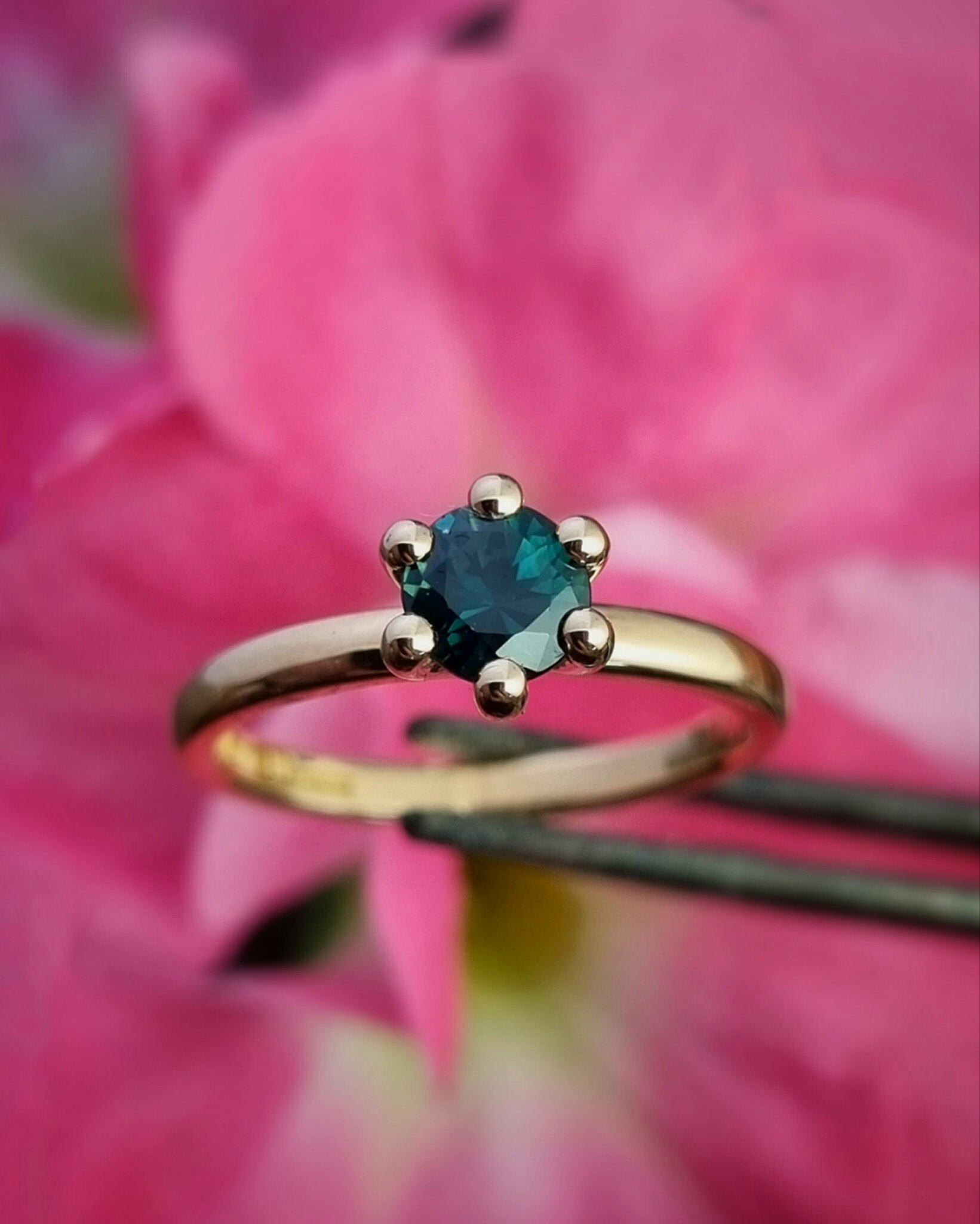 Precious six med Tealsafir - solitär i 18K guld