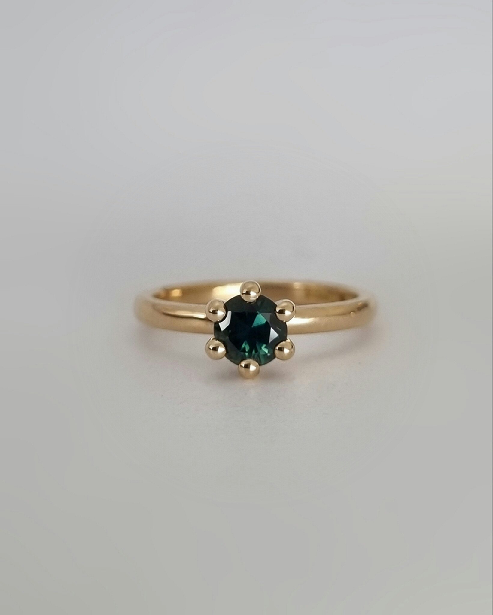 Precious six med Tealsafir - solitär i 18K guld