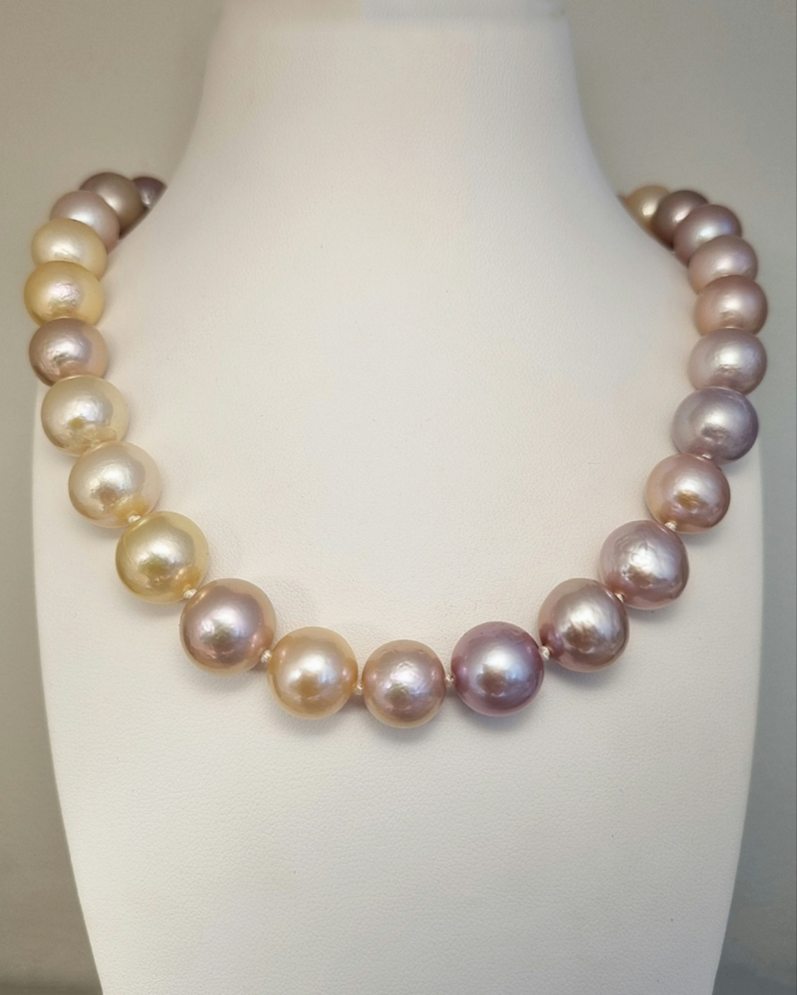 Stora sötvattenspärlor pastell - 47 cm collier