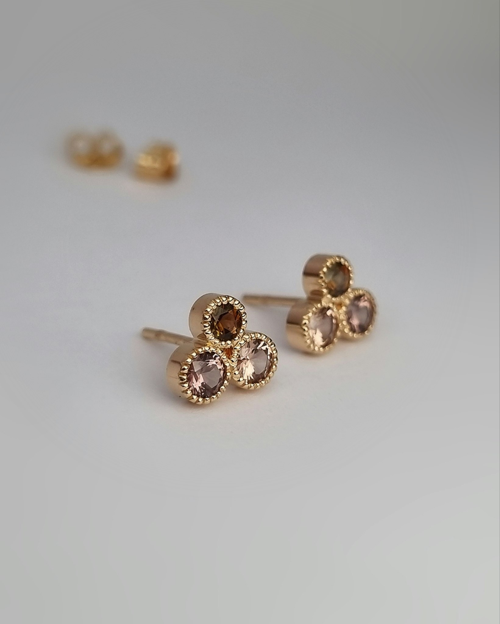 Three of Cloves - glittriga örhängen i 18K guld