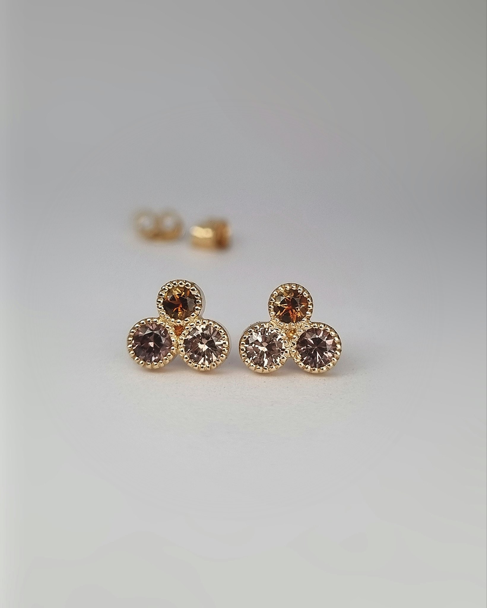 Three of Cloves - glittriga örhängen i 18K guld