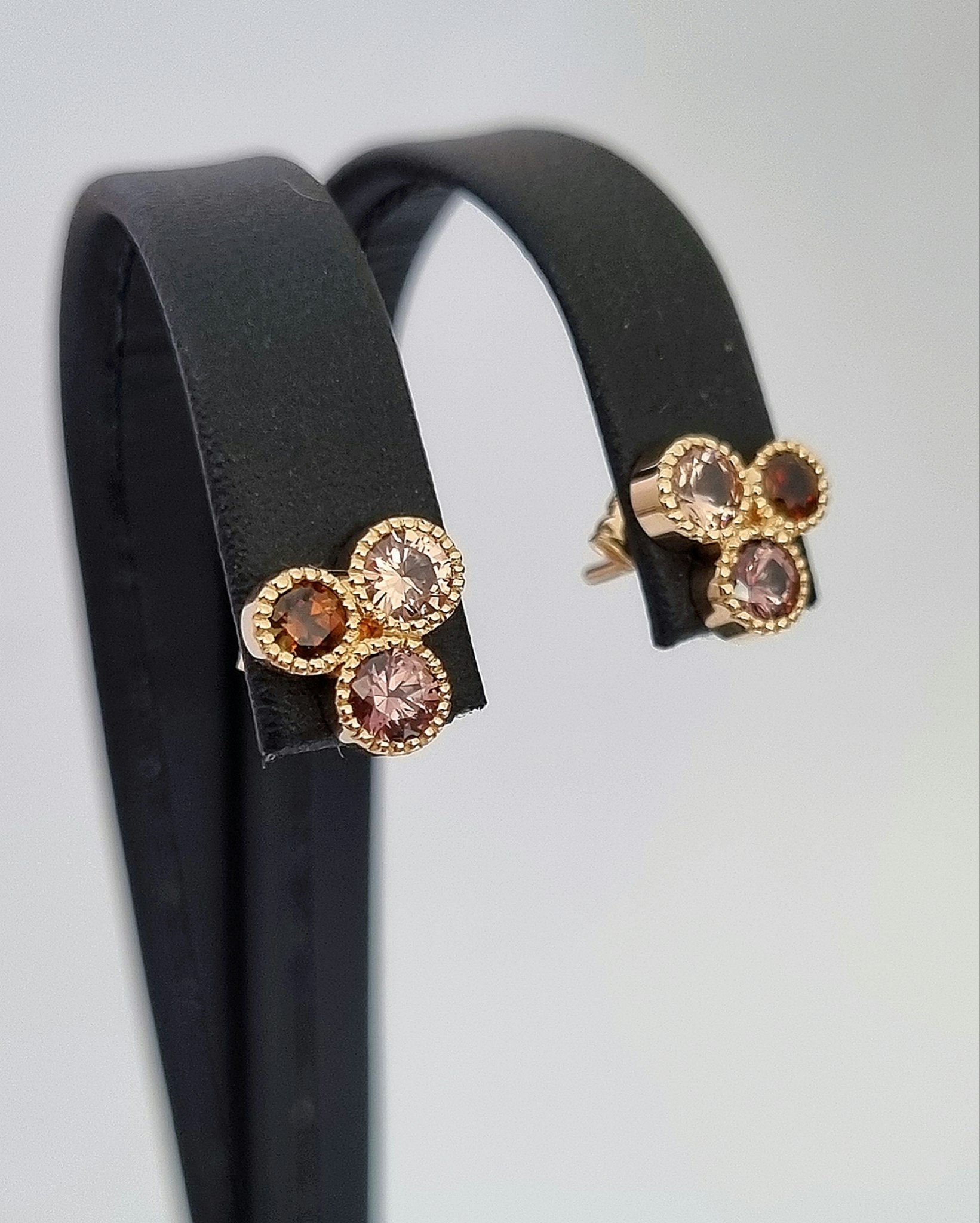 Three of Cloves - glittriga örhängen i 18K guld