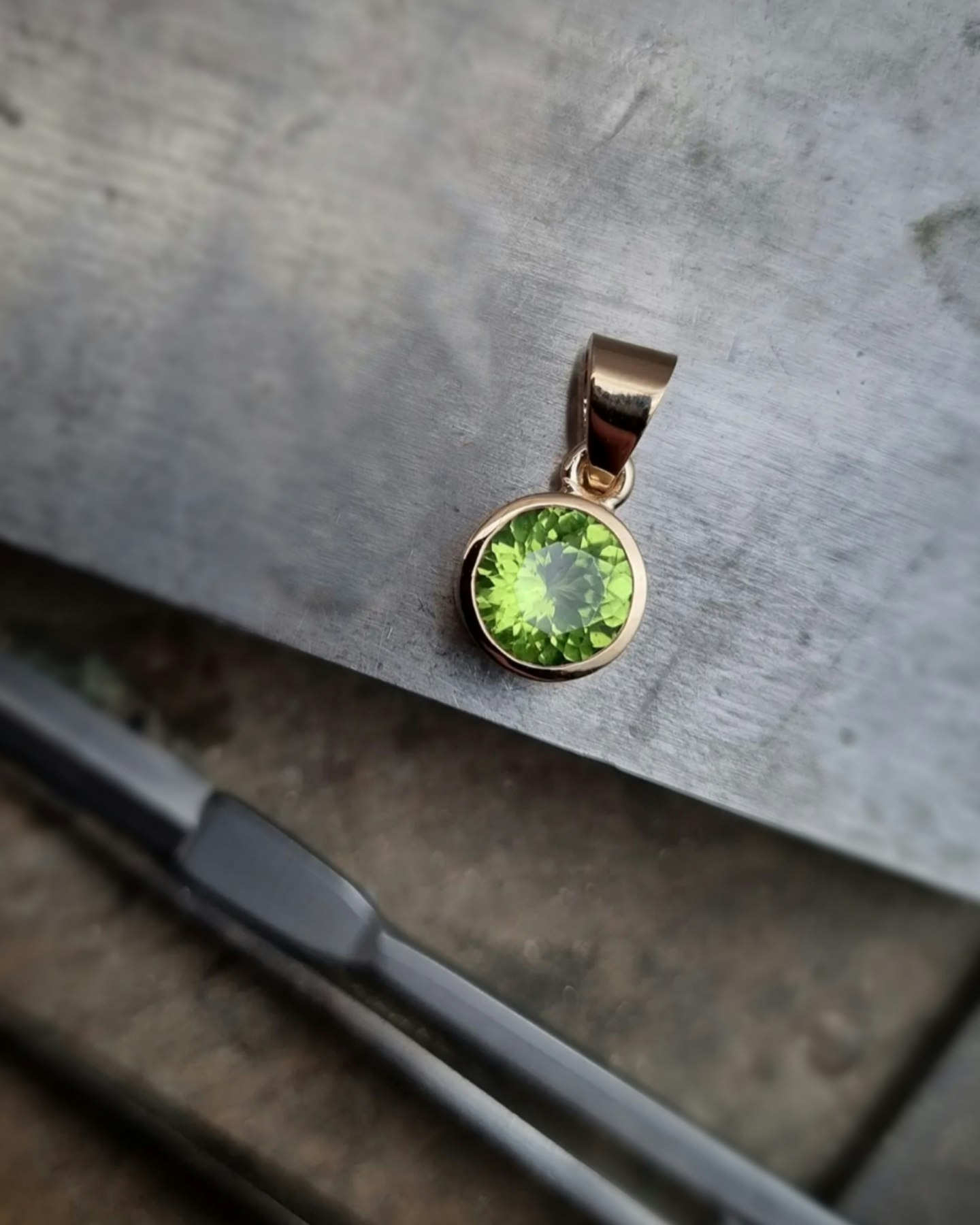 Fair Trade Peridot Mesa Verde - hänge i 18K guld