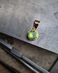 Fair Trade Peridot Mesa Verde - hänge i 18K guld