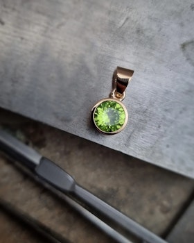 Fair Trade Peridot Mesa Verde - hänge i 18K guld