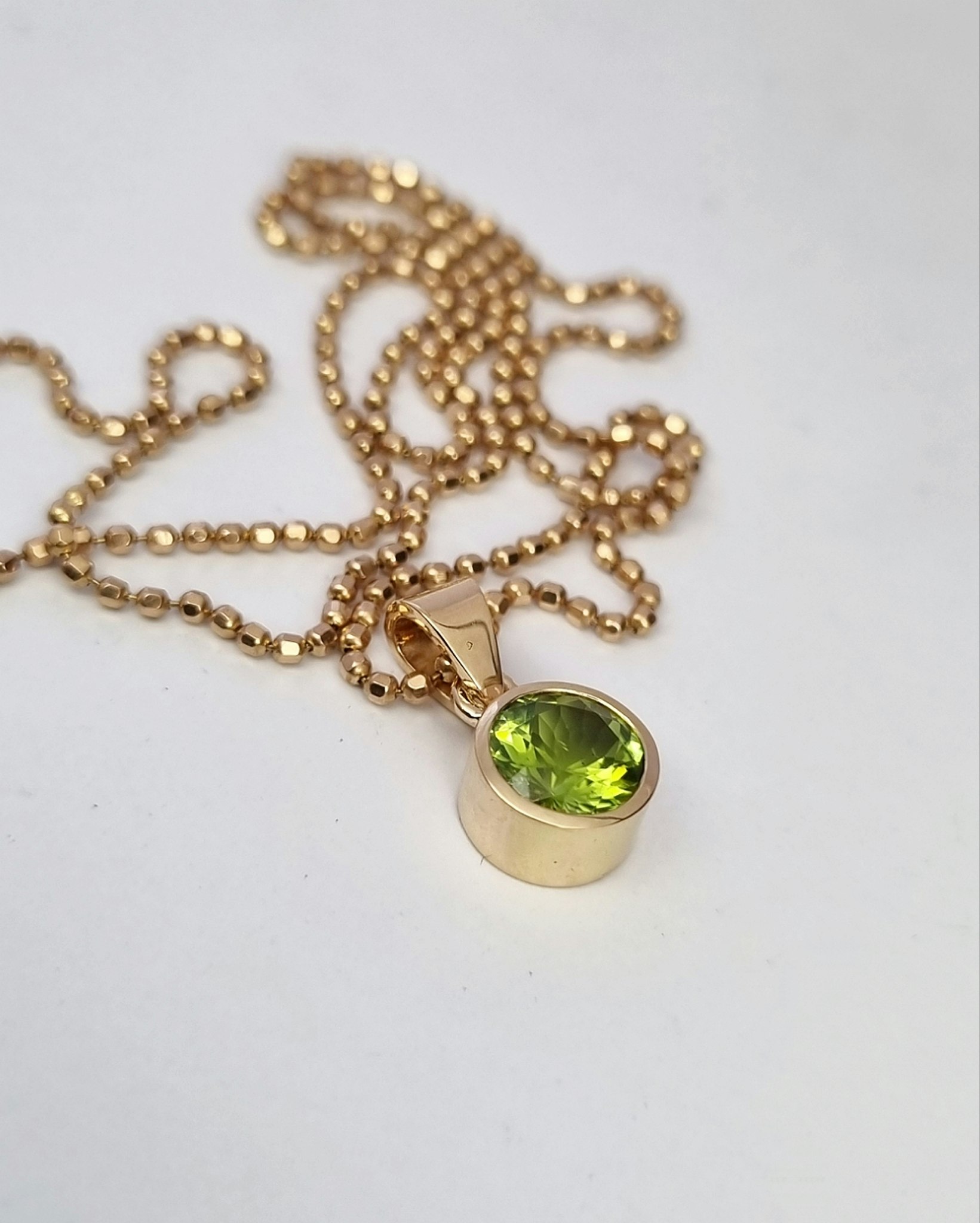 Fair Trade Peridot Mesa Verde - hänge i 18K guld