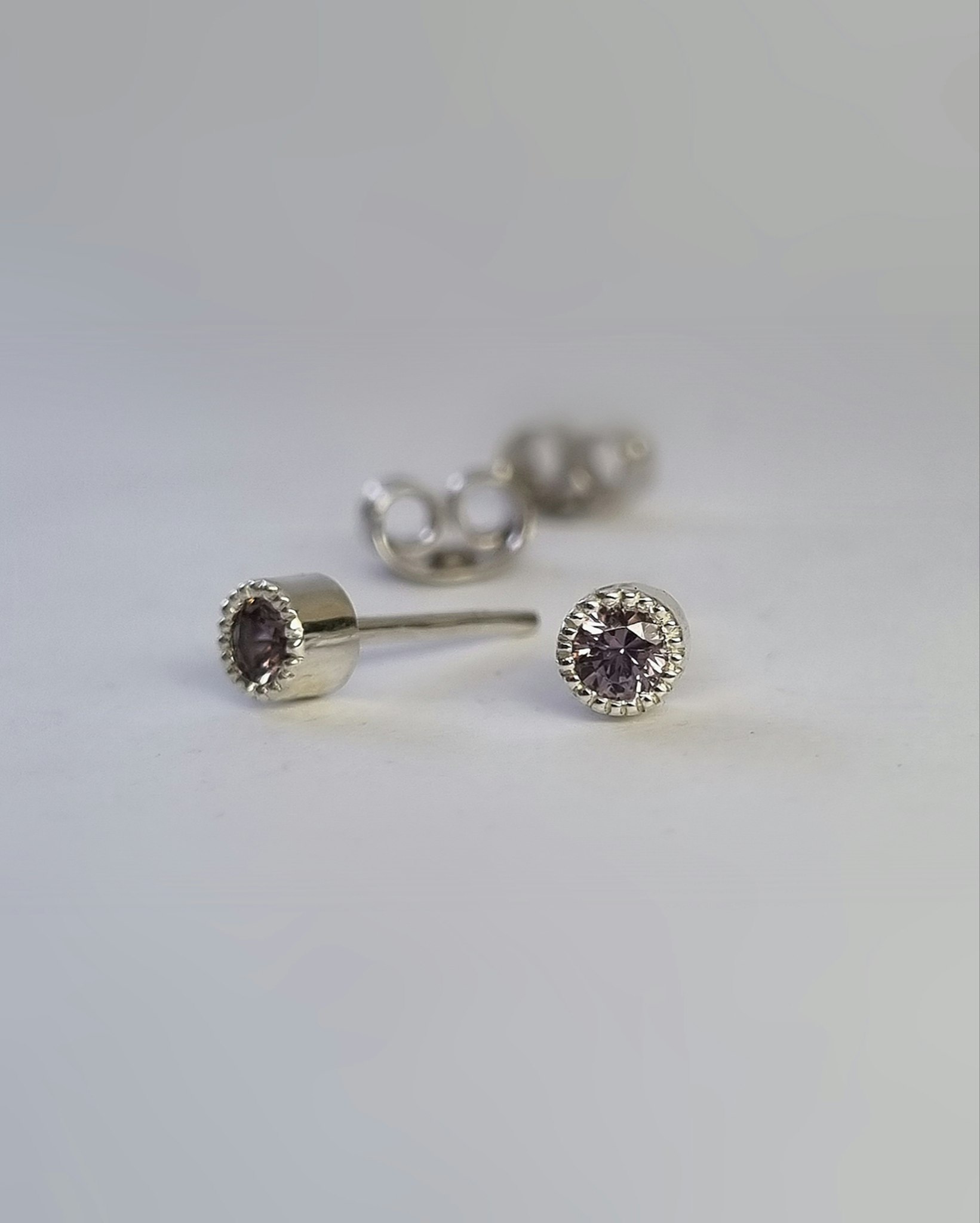 Spineller 'Grey Lavender' Fairtrade - örhängen i silver