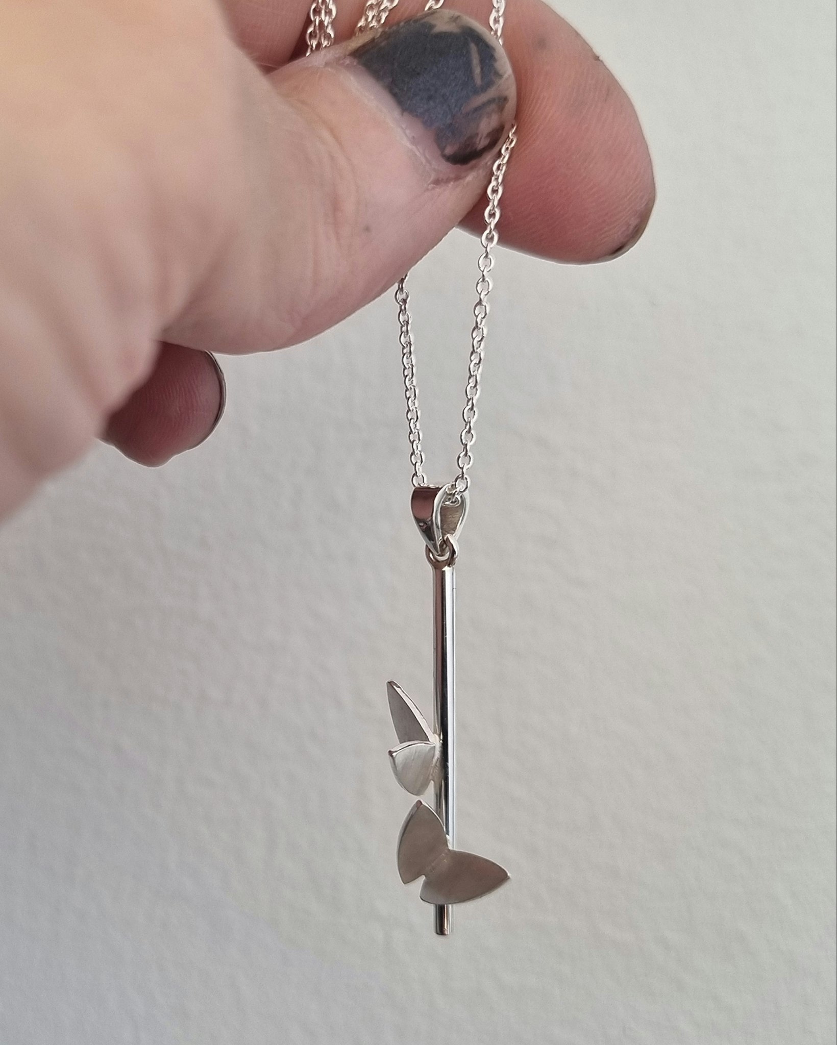 Fjäril på kvist - hänge i silver