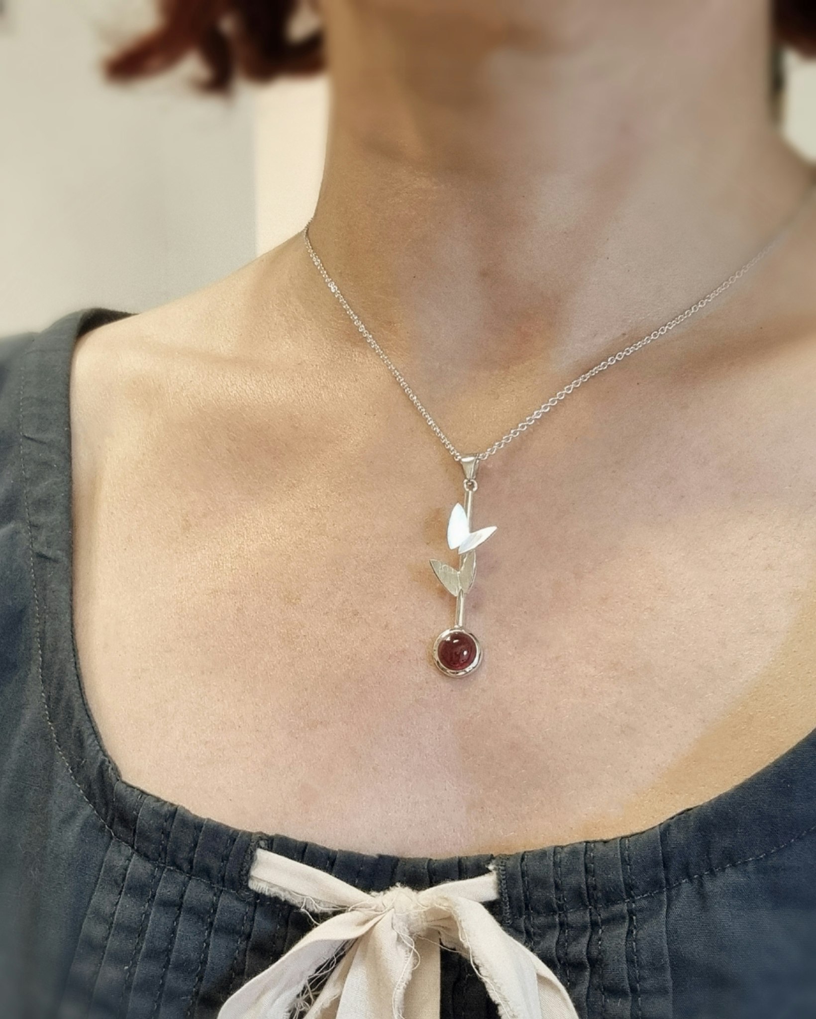 Fjäril på kvist med rosa Turmalin