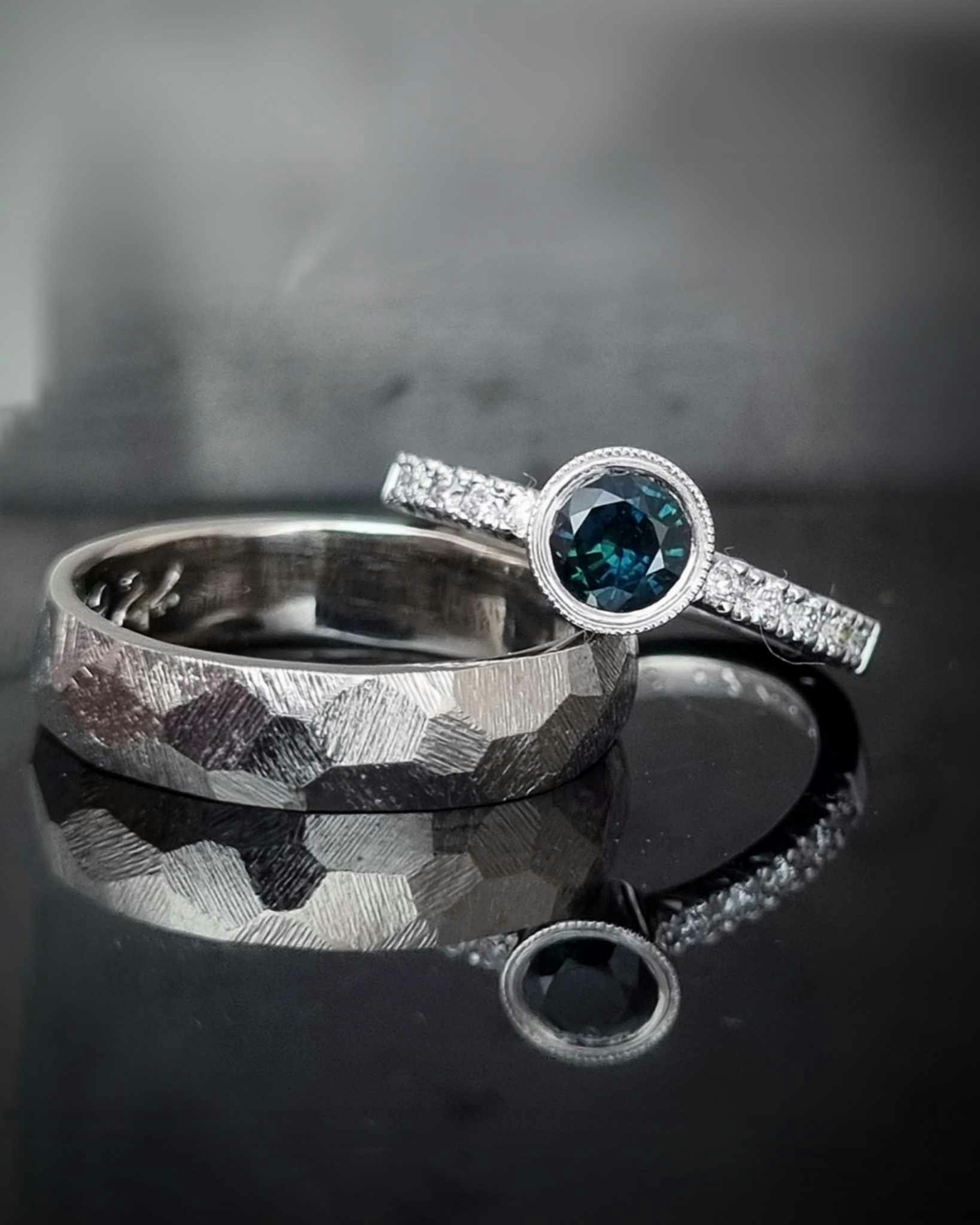 Tealsafirdiamantring & Rå facett i 18K vitguld