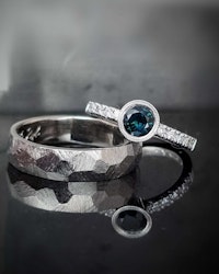 Tealsafirdiamantring & Rå facett i 18K vitguld