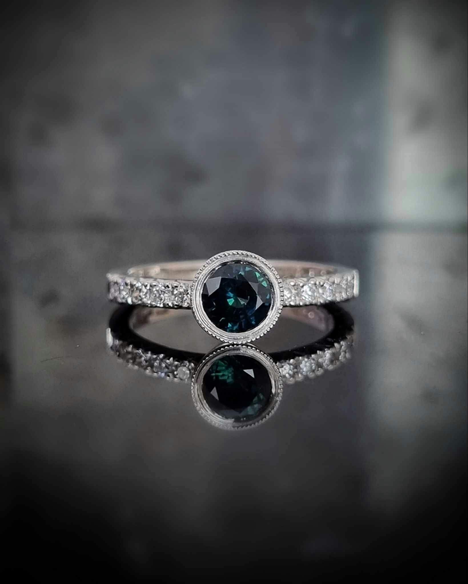 Tealsafirdiamantring & Rå facett i 18K vitguld