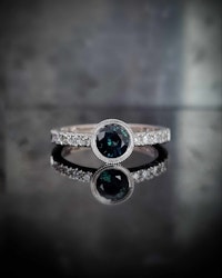 Tealsafirdiamantring & Rå facett i 18K vitguld