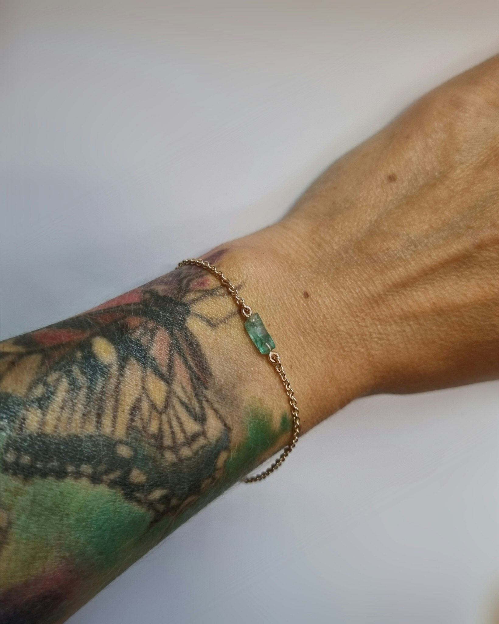 Armband i 18K guld med Råsmaragd