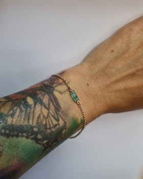 Armband i 18K guld med Råsmaragd
