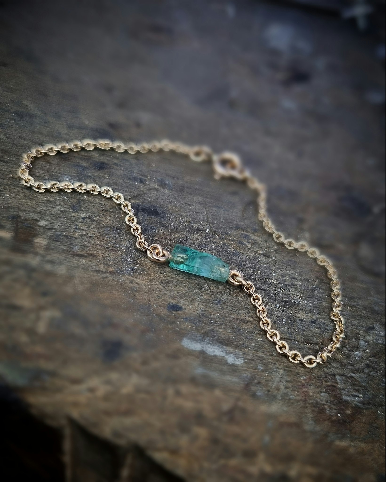 Armband i 18K guld med Råsmaragd