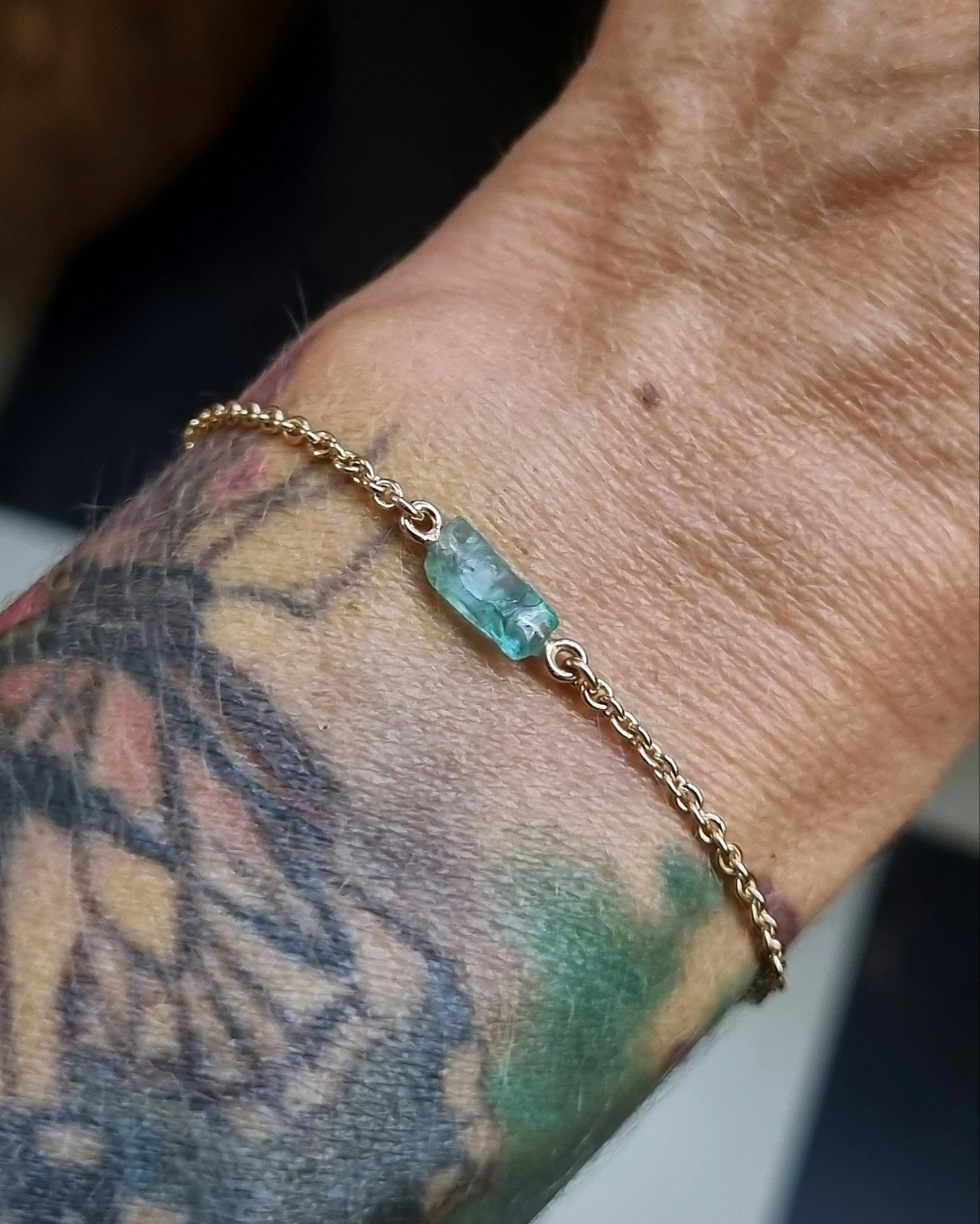 Armband i 18K guld med Råsmaragd