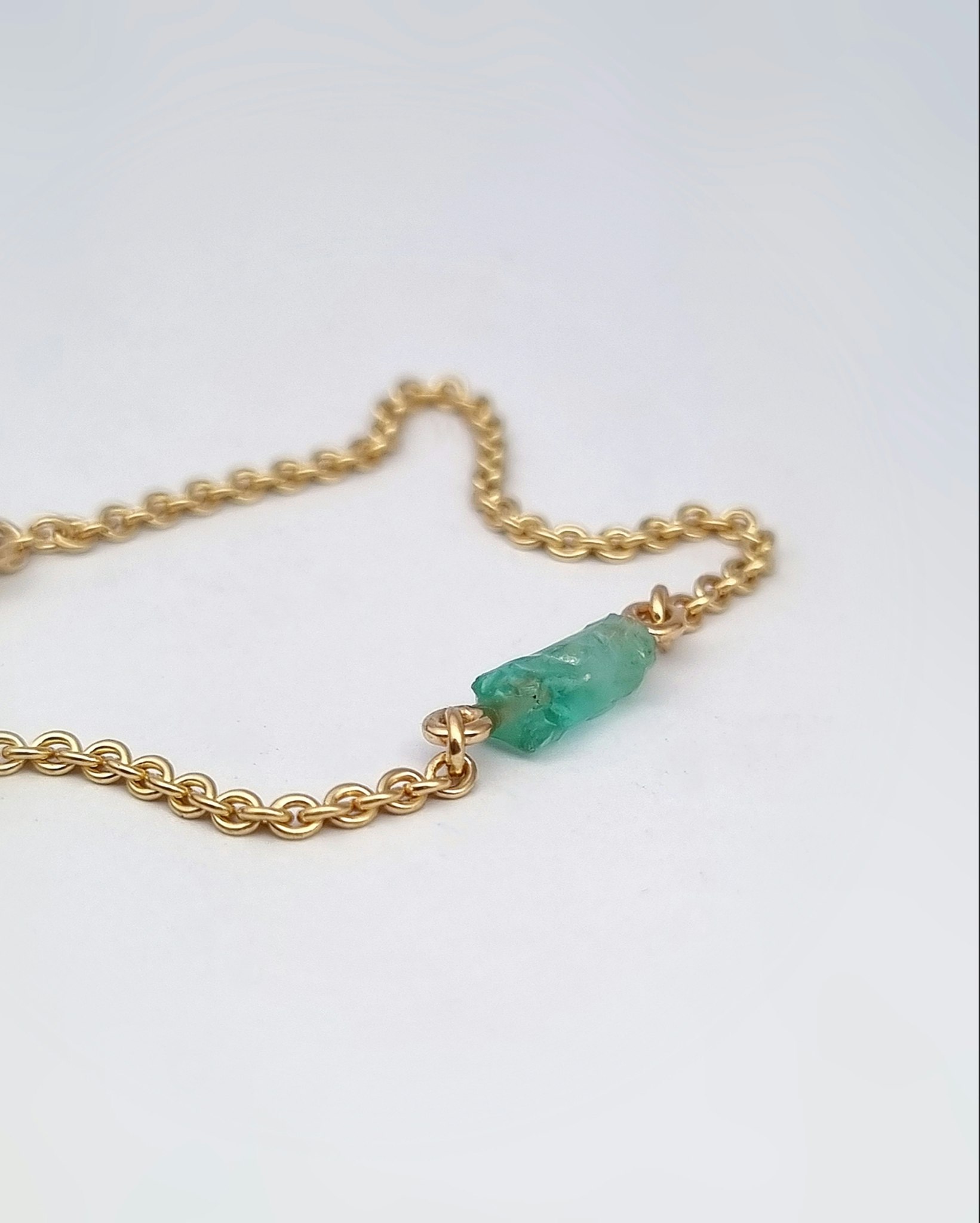 Armband i 18K guld med Råsmaragd
