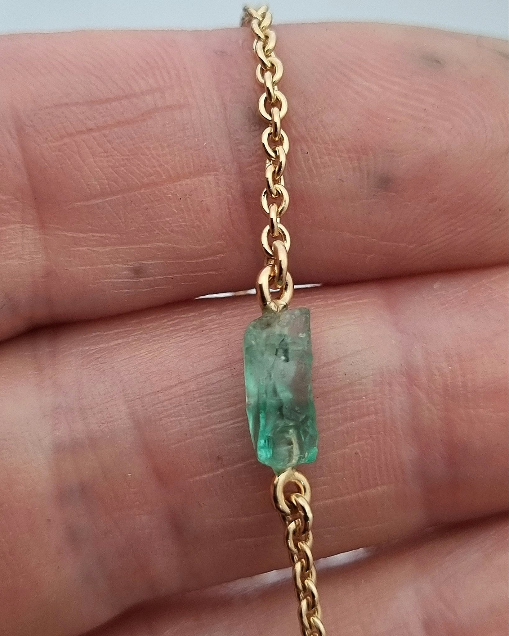 Armband i 18K guld med Råsmaragd