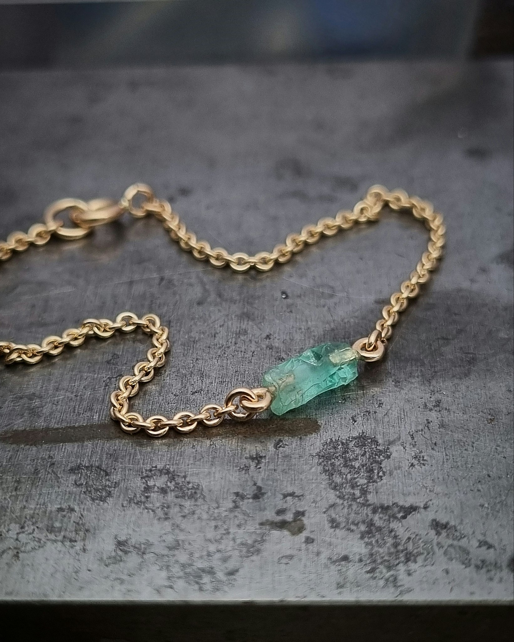 Armband i 18K guld med Råsmaragd