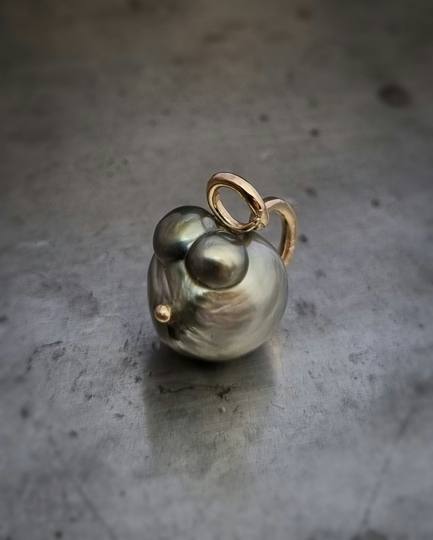 Baby Tahiti Mouse - pärlhänge i 18K guld