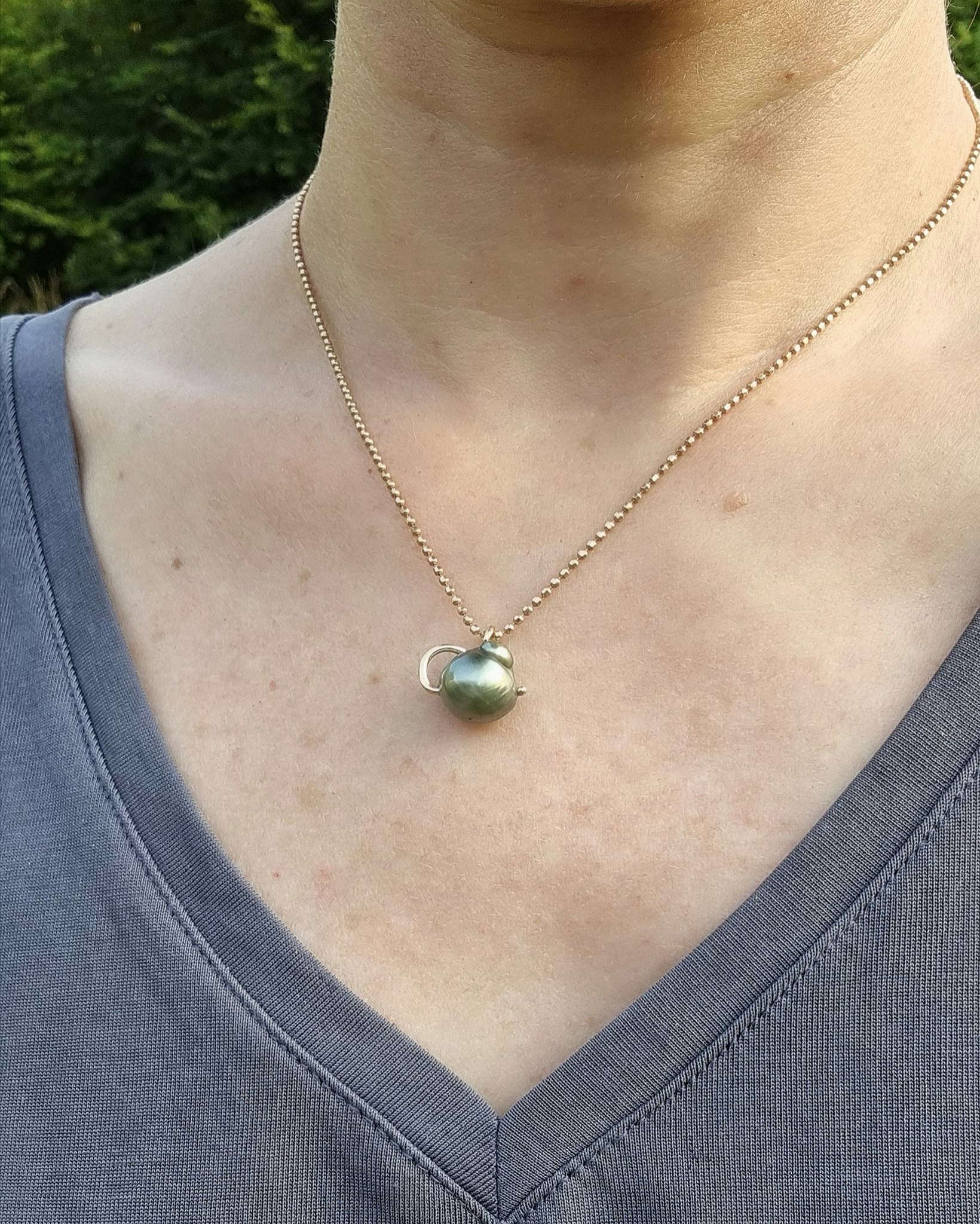 Baby Tahiti Mouse - pärlhänge i 18K guld