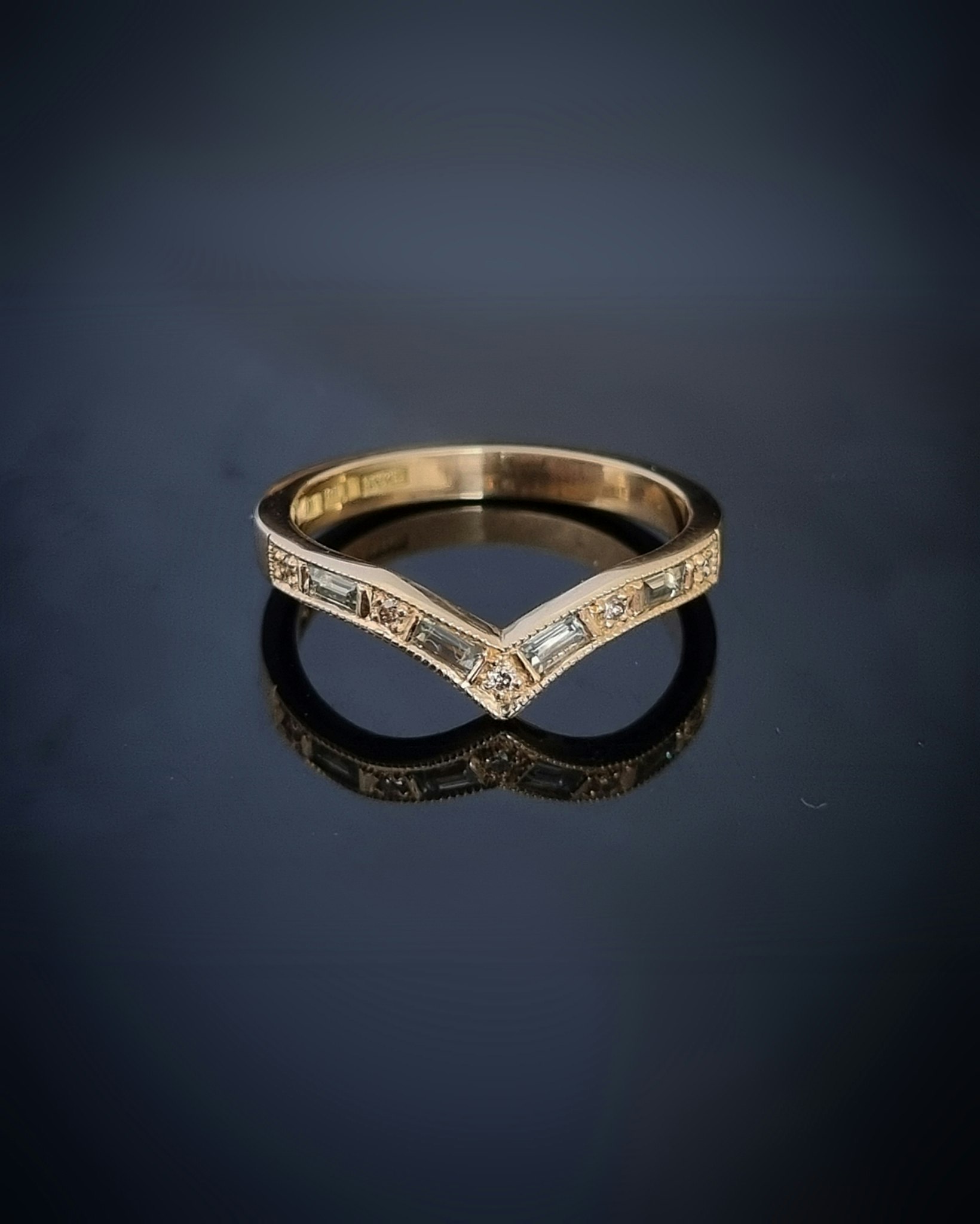 Queens' delight - Safir- & diamantring i 18K guld