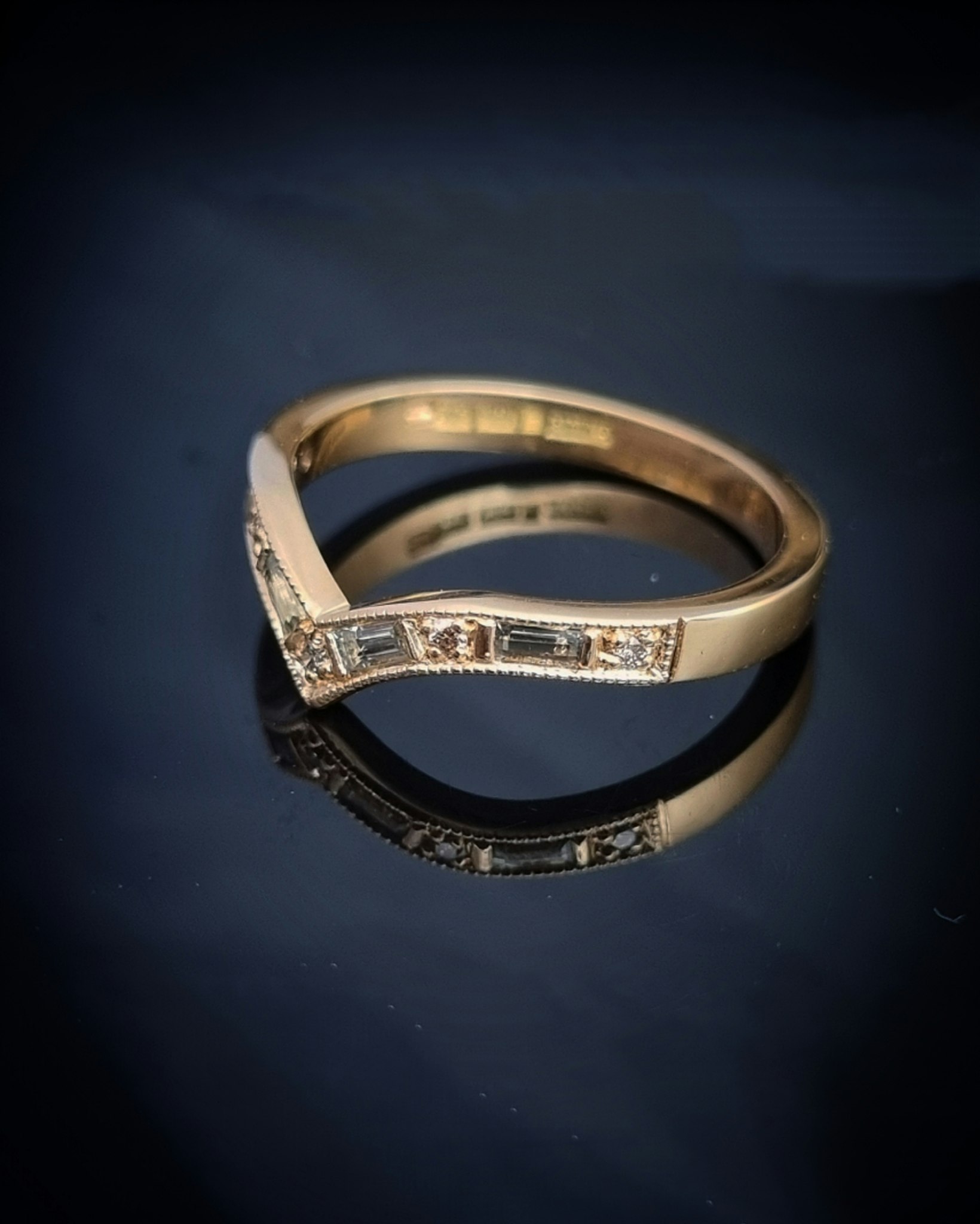 Queens' delight - Safir- & diamantring i 18K guld