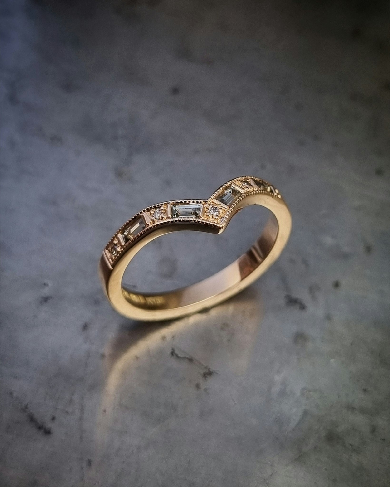 Queens' delight - Safir- & diamantring i 18K guld