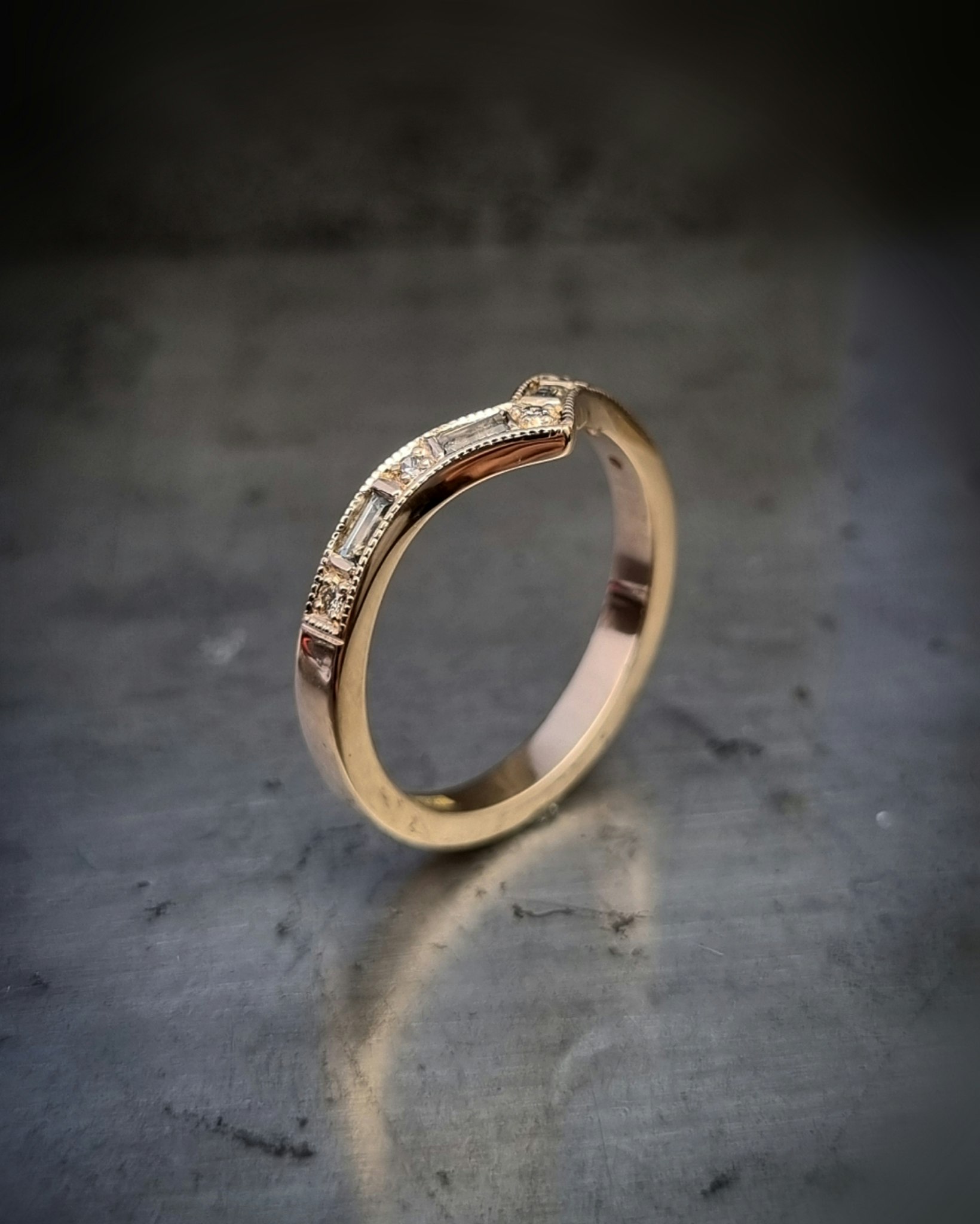 Queens' delight - Safir- & diamantring i 18K guld