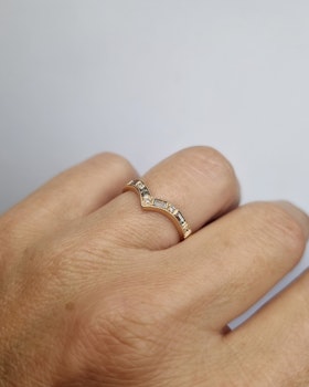 Queens' delight - Safir- & diamantring i 18K guld