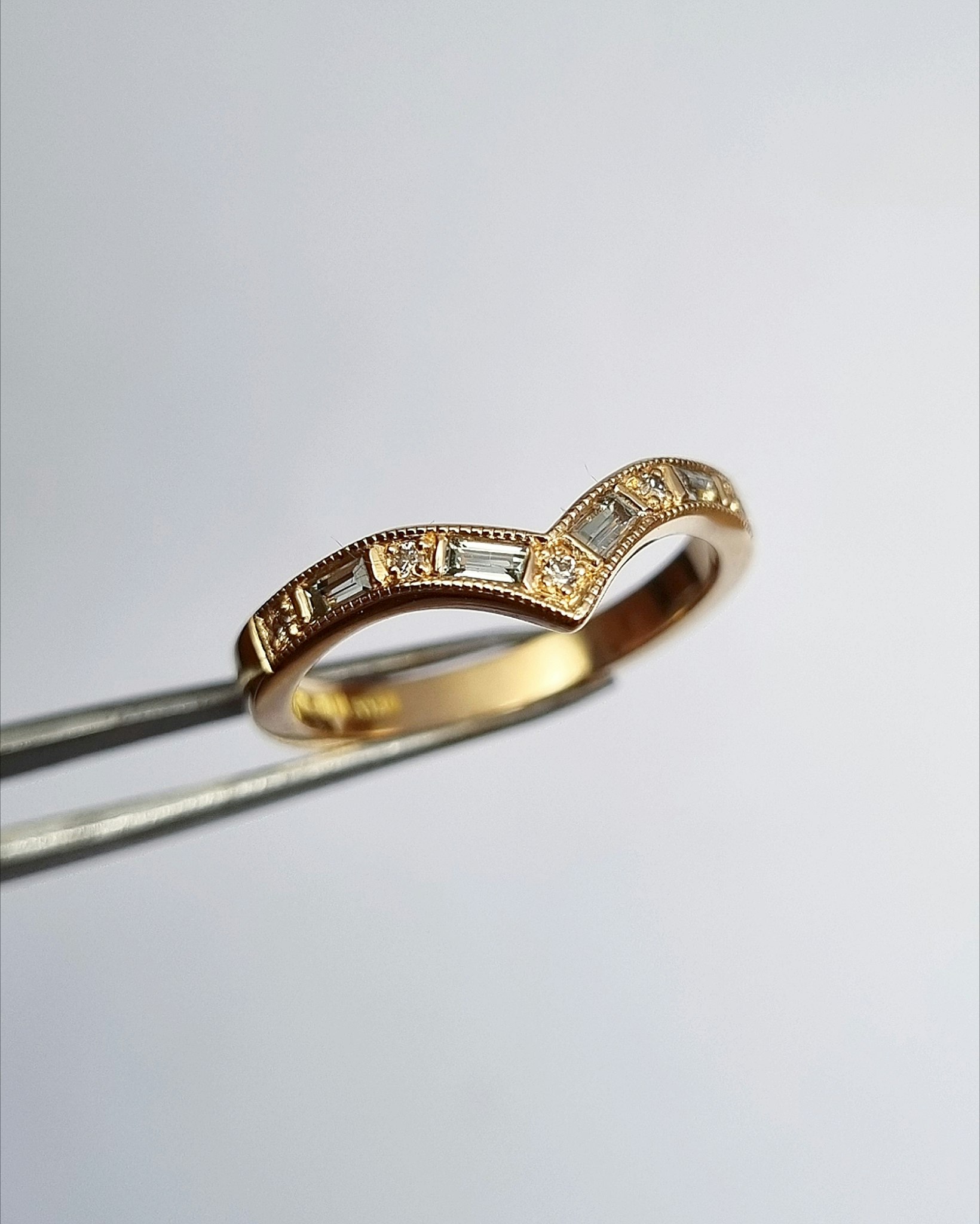 Queens' delight - Safir- & diamantring i 18K guld