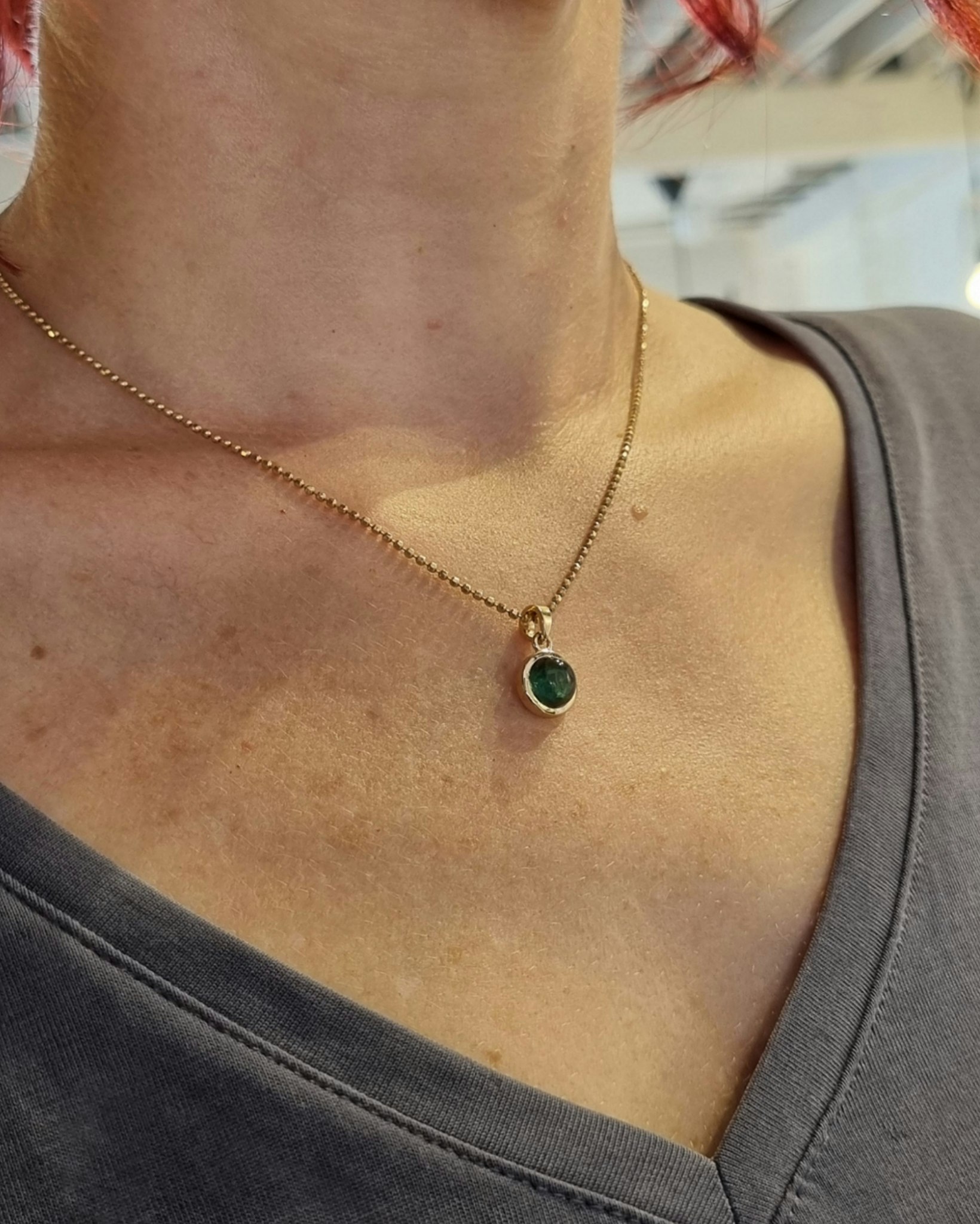 Cabochonslipad tealgrön Turmalin - hänge i 18K guld