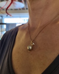 Fijipäron med briljant - hänge i 18K guld