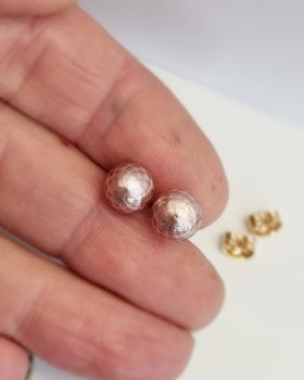 Underbara facetterade sötvattenspärlor - örhängen i 18K