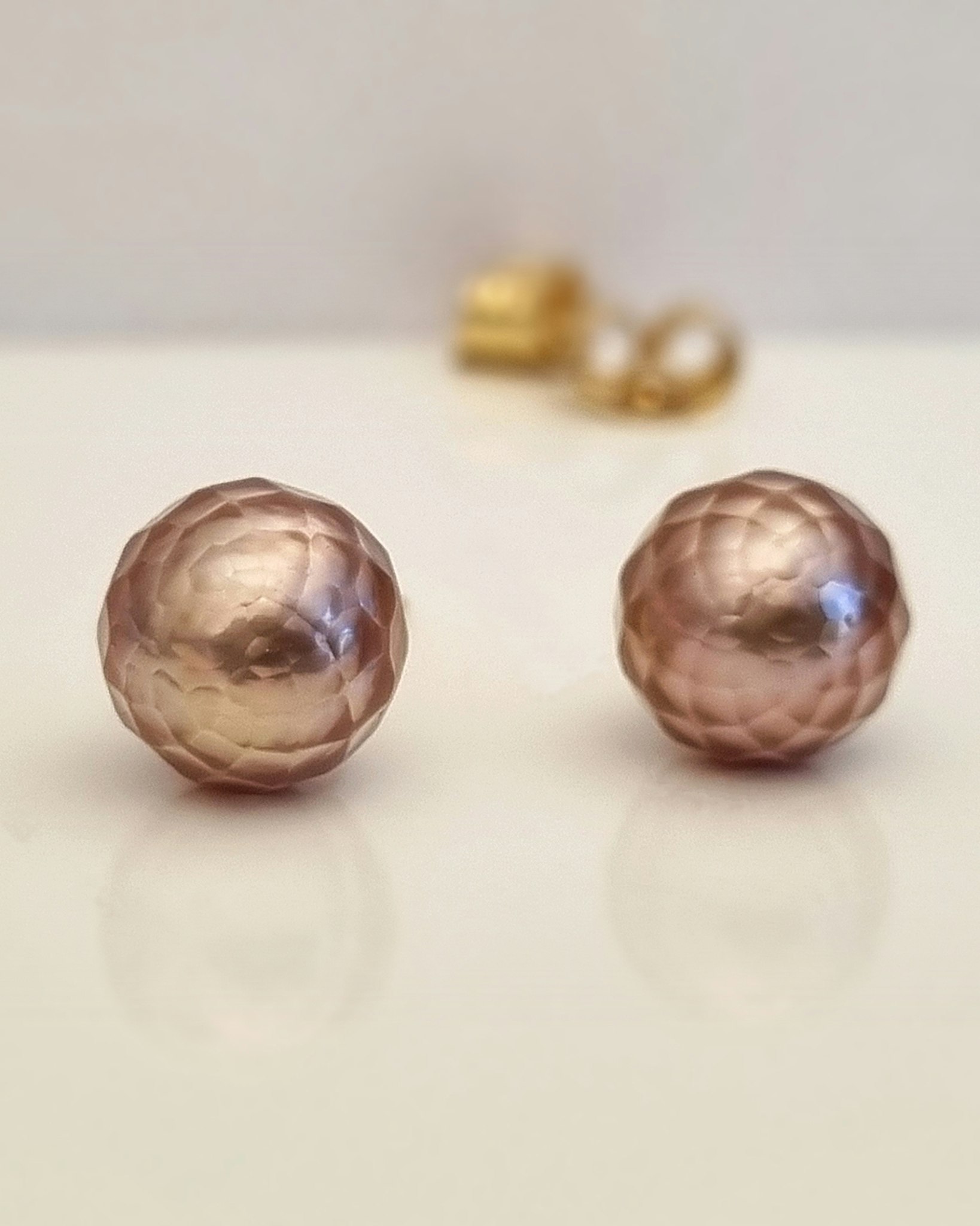 Underbara facetterade sötvattenspärlor - örhängen i 18K