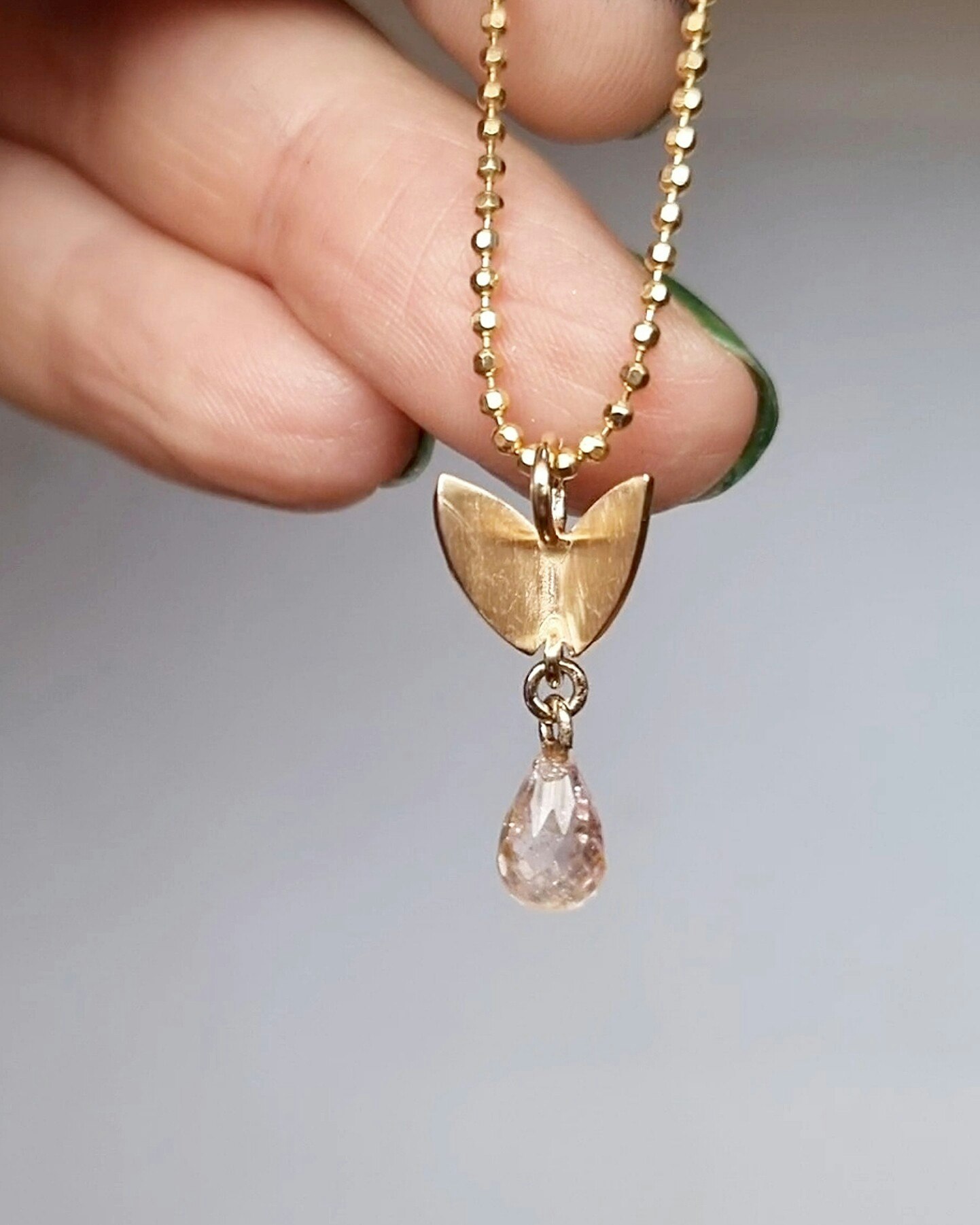 Fjäril på vift med rosa Turmalin - hänge i 18K guld