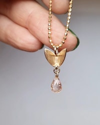 Fjäril på vift med rosa Turmalin - hänge i 18K guld