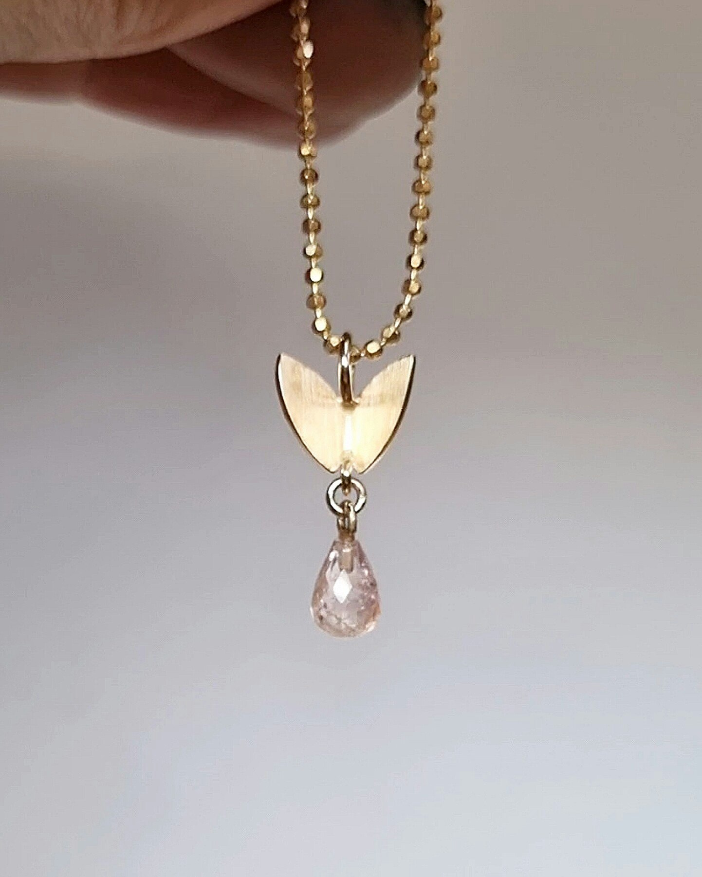 Fjäril på vift med rosa Turmalin - hänge i 18K guld