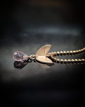 Fjäril på vift med rosa Turmalin - hänge i 18K guld