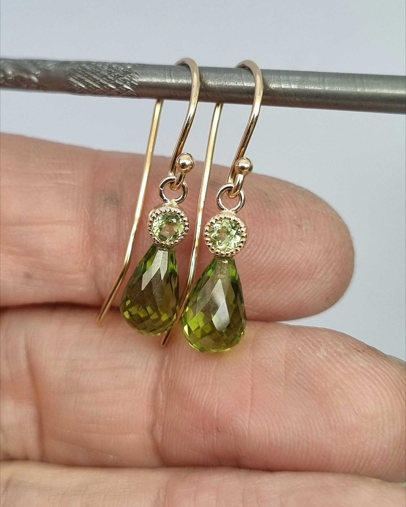 Peridot med Peridot- örhängen i 18K