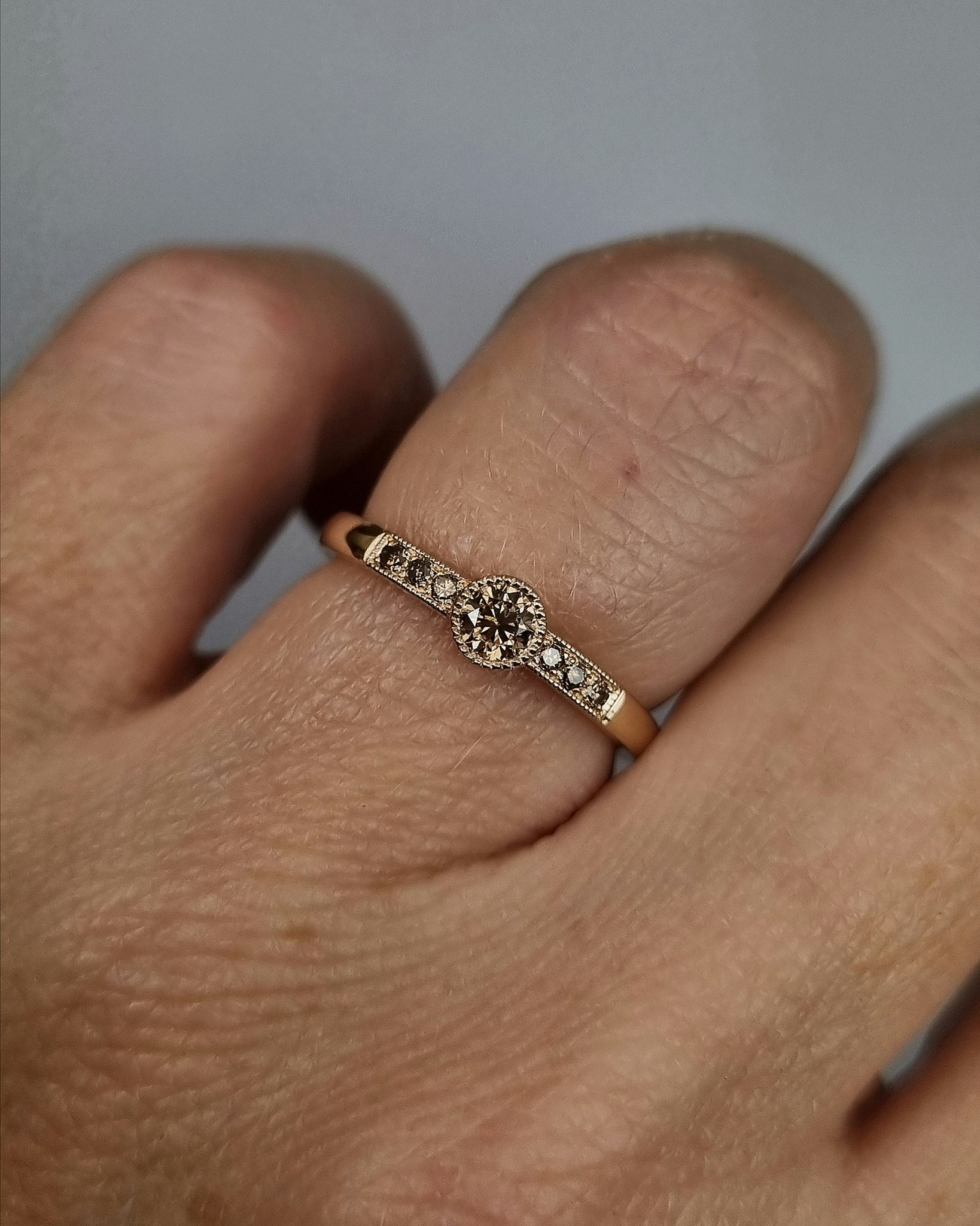 Tant Brun - briljantring i 18K guld