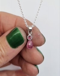 Rosa Turmalinhänge i vitguld