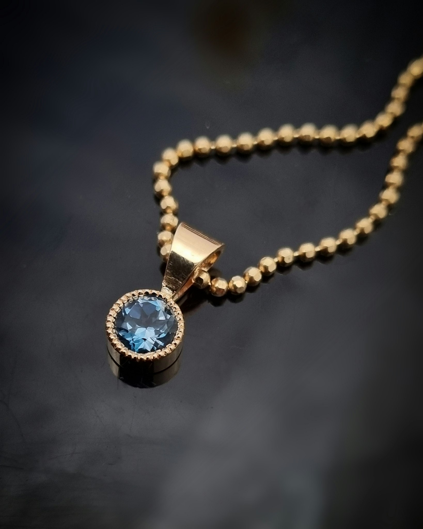 London Blue Topas - hänge i 18K guld