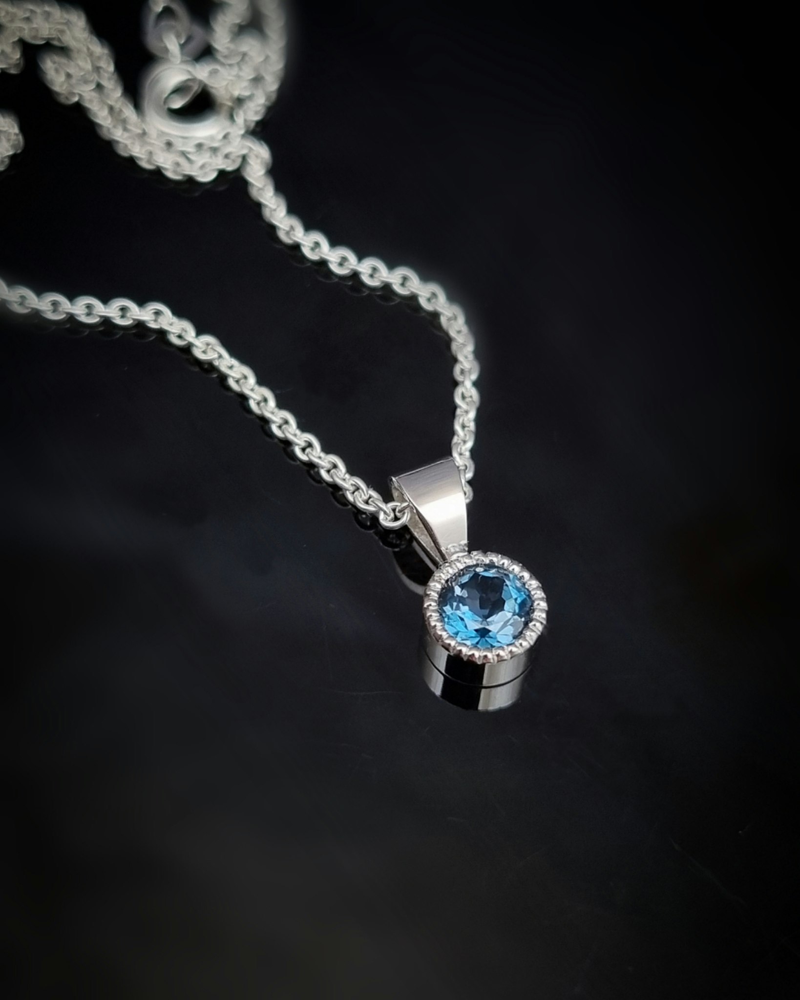 London Blue Topas - hänge i 18K vitt guld